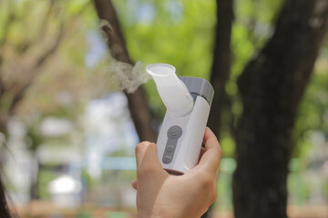 nebulizador para inhalación de niñas joven medicina respiratoria, tratamiento del asma
