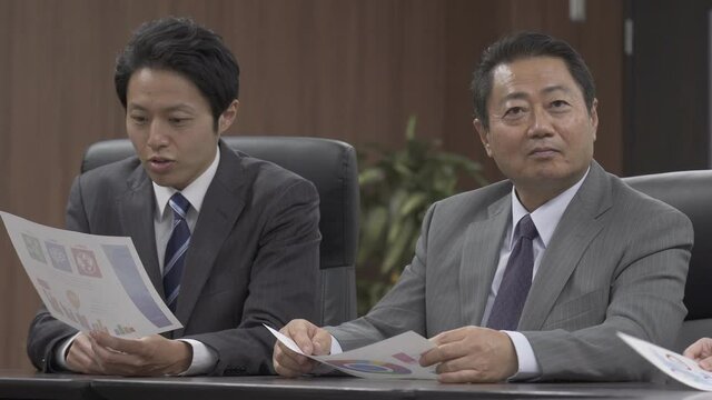 会議・ミーティングをするビジネスマン