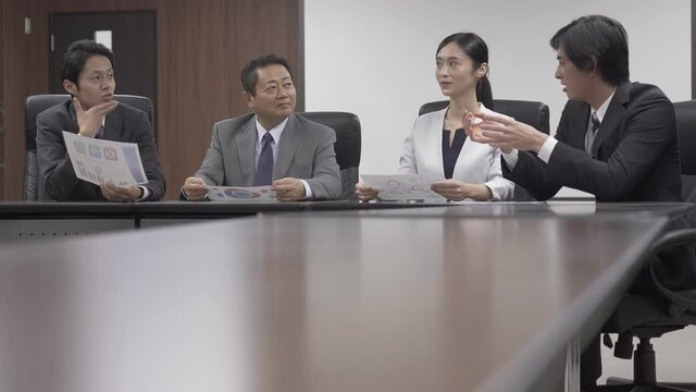会議・ミーティングをするビジネスマン