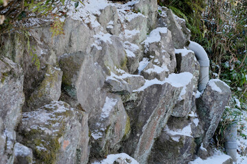 岩に薄っすら積もる雪