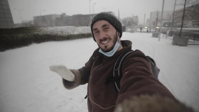 Hombre ense&ntilde;ando la fuerte nevada de Madrid en las cuatro torres