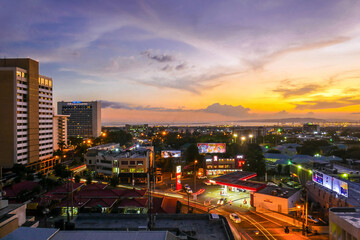 Blick auf die Stadt bei Sonnenuntergang in Kingston, Jamaika.