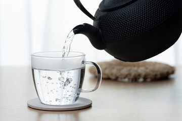 朝の寝起きに一杯の白湯を飲む