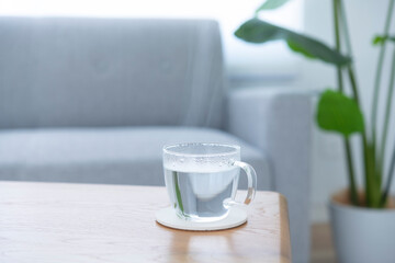 朝の寝起きに一杯の白湯を飲む