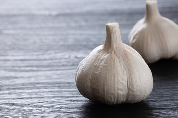 黒いテーブルに2個のニンニク