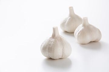 白背景に3個のにんにく