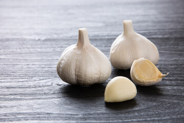 黒いテーブルに新鮮なニンニク