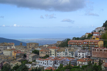 Fototapeta na wymiar Ville perchée sur une colline au bord de mer en Italie