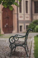 Fototapeta na wymiar Stylowa ławeczka w centrum Pragi