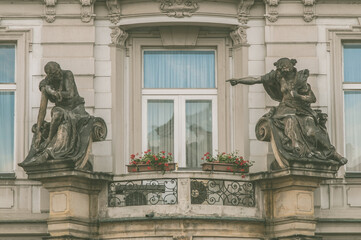 Zabytkowa kamienica z rzeźbami w centrum Pragi © Ianu Arius