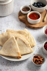 Assiette de crêpes natures avec confiture et fruits sur table