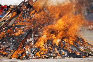 どんど焼きの火で燃やされる正月飾り