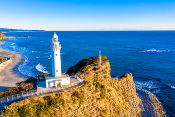 朝日を浴びる冬の塩屋埼灯台（福島県いわき市）