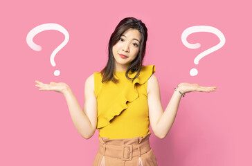比べる女性　対比　比較　バランス