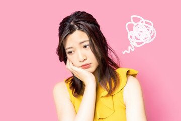 困り顔の女性　がっかり　しょんぼり