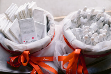 Taschentücher und Seifenblasen für die Gäste auf einer Hochzeit
