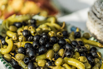 grüne und schwarze Oliven auf einem Teller, Vorspeise