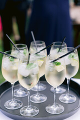 Limoncello Spritz in Weingläsern
