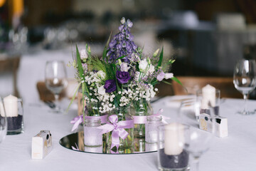 Blumen als Tischdekoration für die Hochzeit