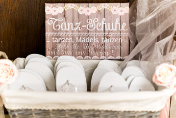 Flip Flops als Tanzschuhe für die Hochzeitsparty