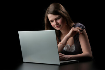 Young girl with long brown hair to the laptop