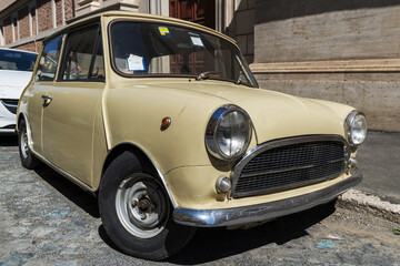 Fototapeta na wymiar Ancienne voiture classique anglaise garée dans une rue de Rome