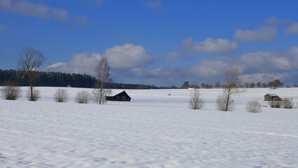 Hütten und Wanderer in Schneelandschaft