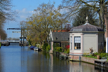Fototapeta na wymiar Kanal mit Zugbrücken und Pavillon in Edam Holland