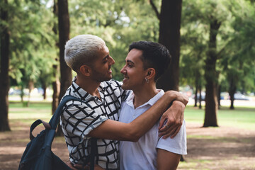 Obraz premium Gay couple embracing in a public park