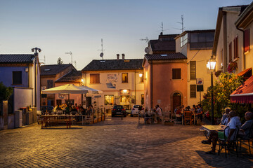 Début de soirée dans le centre ancien de Rimini en Italie