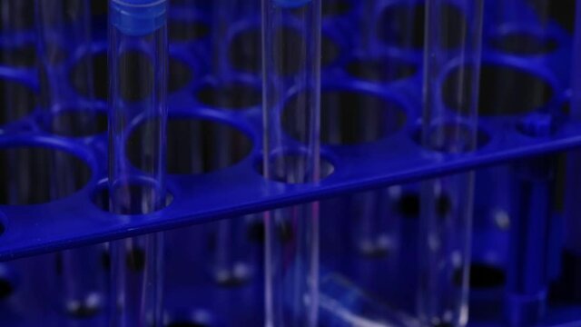 Ravvicinato di provette e siringa