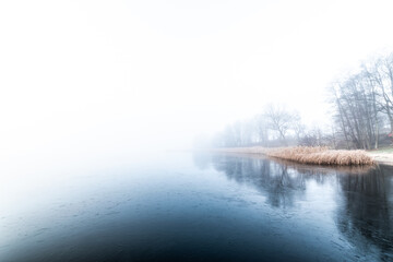 Mgła nad jeziorem w zimowy poranek - obrazy, fototapety, plakaty