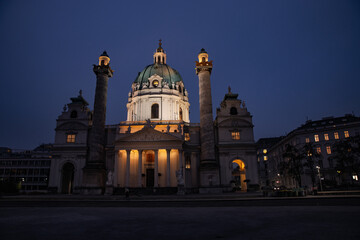 Fototapeta na wymiar Die Wiener Karlskirche bei Nacht