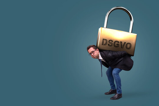 Geschäftsmann/Unternehmer trägt Vorhängeschloss mit der Aufschrift DSGVO auf dem Rücken