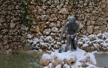Fototapeta na wymiar Estatua de hierro con nieve y hielo