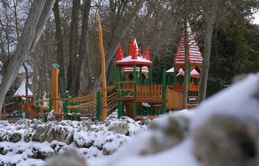 Parque infantil con nieve