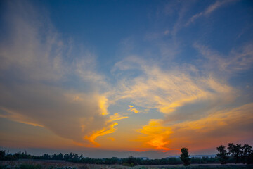 Obraz premium Orange cloudy sunset at the city