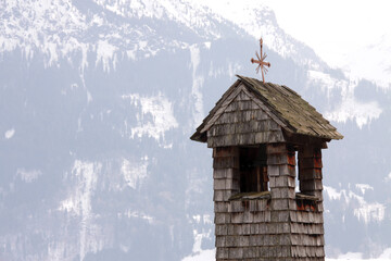 Kirchturmspitze im Gebirge