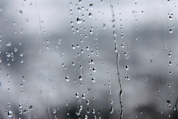 Wassertropfen auf Glasscheibe am Fenster