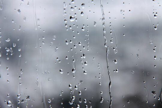 Wassertropfen auf Glasscheibe am Fenster