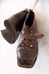 Zwei alte Skischuhe an den Nagel gehängt