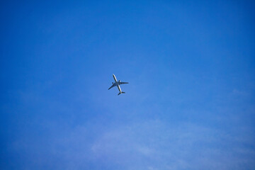 Fototapeta na wymiar 空を飛ぶ飛行機