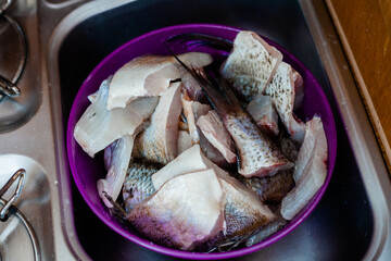Ryby przygotowane do smażenia podczas rejsu na jeziorze Jeziorak