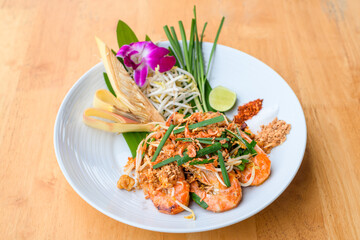 Fried noodle Thai style with prawns