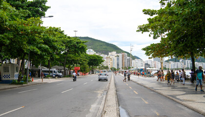 Fototapeta na wymiar On Avenida Atlantica people go in for outdoor activities.