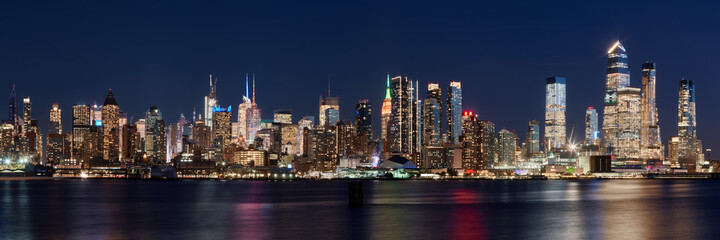 Fototapeta na wymiar The skyscrapers of Manhattan skyline at twilight. Midtown West cityscape from across Hudson River, New York City, NY, USA