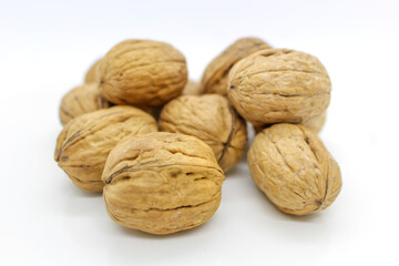 白背景のクルミの写真です。