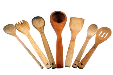 Différents ustensiles de cuisine en bois en gros plan sur fond blanc