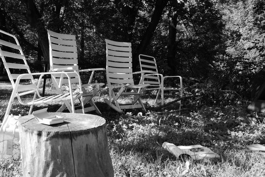 Chaises de parterre vide, arrière cour en noir et blanc, chaises abandonnées