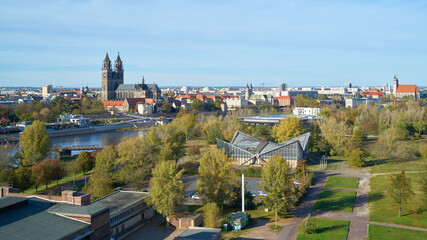 Blick über den Stadtpark Rotehorn zum Magdeburger Dom, dem Wahrzeichen der Stadt am Elberadweg  - obrazy, fototapety, plakaty